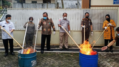 Kejaksaan Negeri Kota Batu Musnahkan Barang Bukti Hasil Sitaan Dari 100 Perkara Tindak Pidana Umum