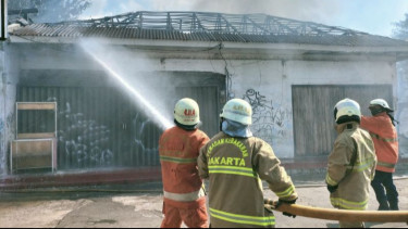 Kebakaran Gudang di Palmerah, Kepulan Asap Hitam Membubung Tinggi