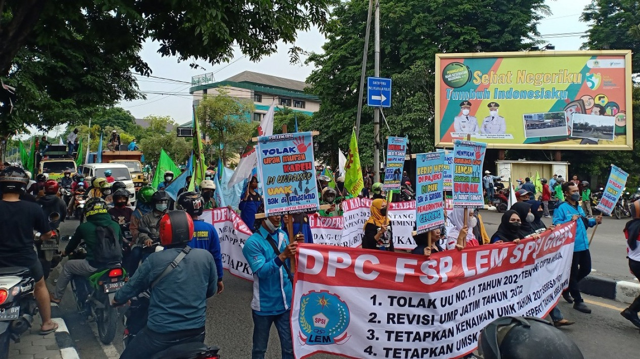 Unjukrasa Buruh Blokade Jalan, Kemacetan Panjang Lebih dari Dua Kilometer
            - galeri foto