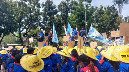 Massa Buruh Demo Tolak UU Cipta Kerja Membubarkan diri