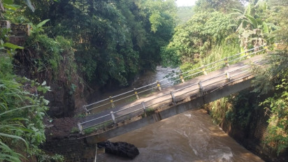 Jembatan Ambrol Akibat Tanah Penahan Tergerus Banjir, Puluhan Keluarga Terisolir
