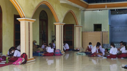 Siswa SDN 7 Tegalharjo Terpaksa Belajar di Masjid karena Sekolah Terisolir Akibat Jembatan Terputus Diterjang Banjir
