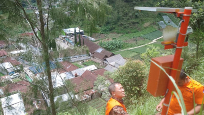 Pasca Tebing Longsor, Sejumlah Keluarga Mengungsi ke Rumah Kerabat, Petugas pun Cek Alat EWS Penanda Tanah Gerak