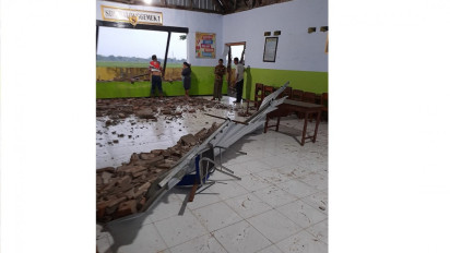 Angin Kencang Rusak Bangunan Sekolah SD Balong Gemek Jombang dan Puluhan Rumah Warga
