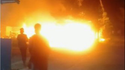 Bola Lampu Meledak, Dua Unit Rumah Semipermanen di Padang Ludes Terbakar