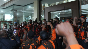 Tersinggung Peryataan Junimart Girsang, Ormas PP Batu Geruduk Gedung DPRD