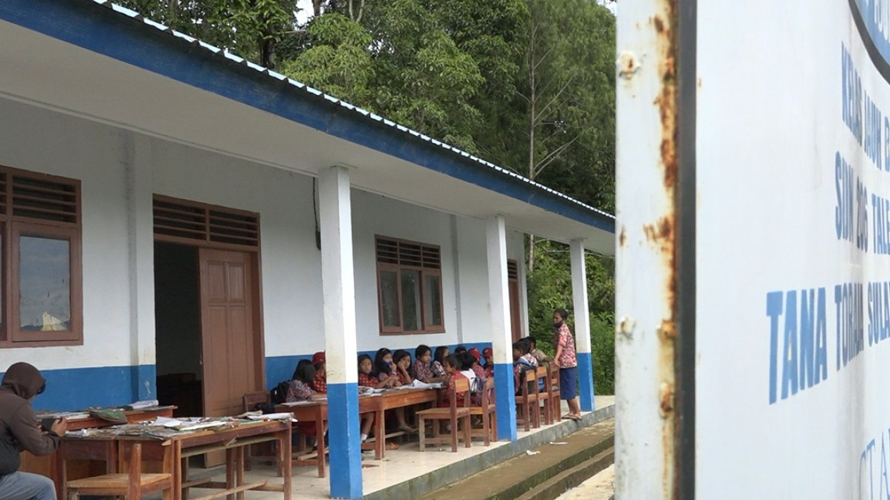 Kelas Tertimbun Longsor, Puluhan Murid SDN 206 di Tana Toraja Sulsel Terpaksa Belajar di Teras
            - galeri foto