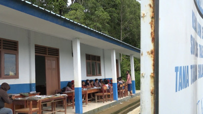 Kelas Tertimbun Longsor, Puluhan Murid SDN 206 di Tana Toraja Sulsel Terpaksa Belajar di Teras