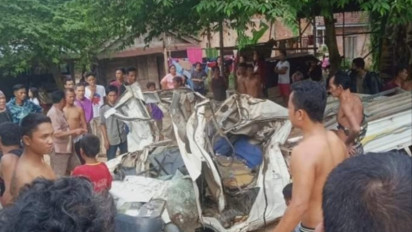 Gak Kuat Naik Tanjakan Truk Fuso Mundur dan Lindas Mobil Pribadi di Muba, Satu Orang Tewas