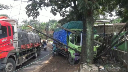 Truk Hilang Kendali di Tikungan Sanur Sumedang, Tiang Listrik Bertumbangan