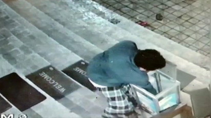 Pencurian Kotak Amal Masjid Terekam CCTV, Pelaku Sempat Hitung Uang yang Dicuri