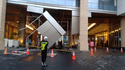 Hujan dan Angin Kencang, Plafon Atap Koridor antara Hotel dan Mall Tentrem Semarang Ambrol