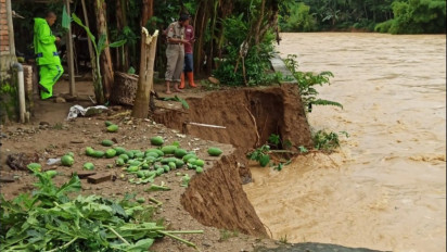 Hujan Deras, Tembok Penahan Sungai di Pacitan Ambrol Sepanjang 30 Meter