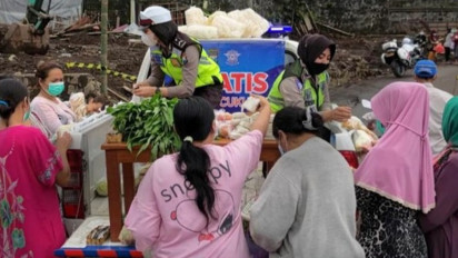 Baksos Operasi Zebra Semeru, Satlantas Polres Batu Bagikan Kebutuhan Pokok Gratis