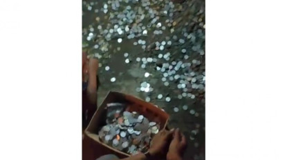 Warga Punguti Uang Receh Puluhan Juta Rupiah di Jalan Raya yang Jatuh dari Bagasi Bus