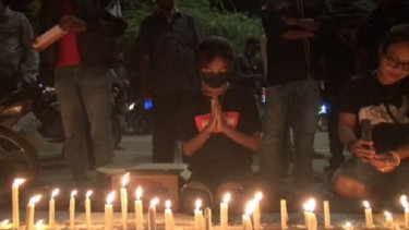 Kasus Pembunuhan Ibu & Anak, Warga Kupang Nyalakan 1.000 Lilin