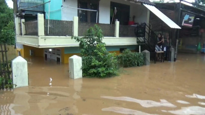 Banjir Luapan Sungai Cikeruh Rendam Permukiman dan Jalan Kabupaten Di Jatinangor Sumedang