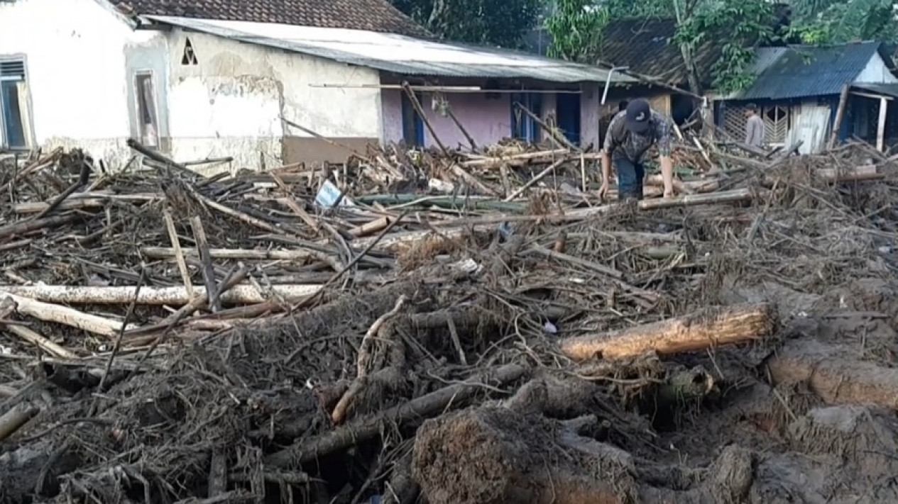 Garut Disapu Banjir Bandang, 8 Jembatan Rusak dan 312 KK Terdampak
            - galeri foto