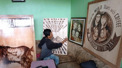 Usaha Dilibas Pandemi, Penjual Roti di Wonogiri Jadi Pelukis Dengan Menggunakan Solder