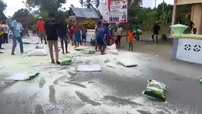 Kecewa Pelaksanaan Ritual Adat, Warga Seram Barat Buang Beras di Jalan