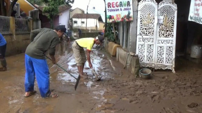 Pasca Banjir Luapan Sungai Cikeruh, Warga Bersihkan Lumpur Tebal