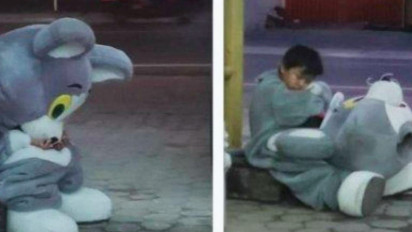 Sisi Lain Gresik Kota Industri, Warga Rela Jadi Badut Jalanan Demi Bertahan Hidup