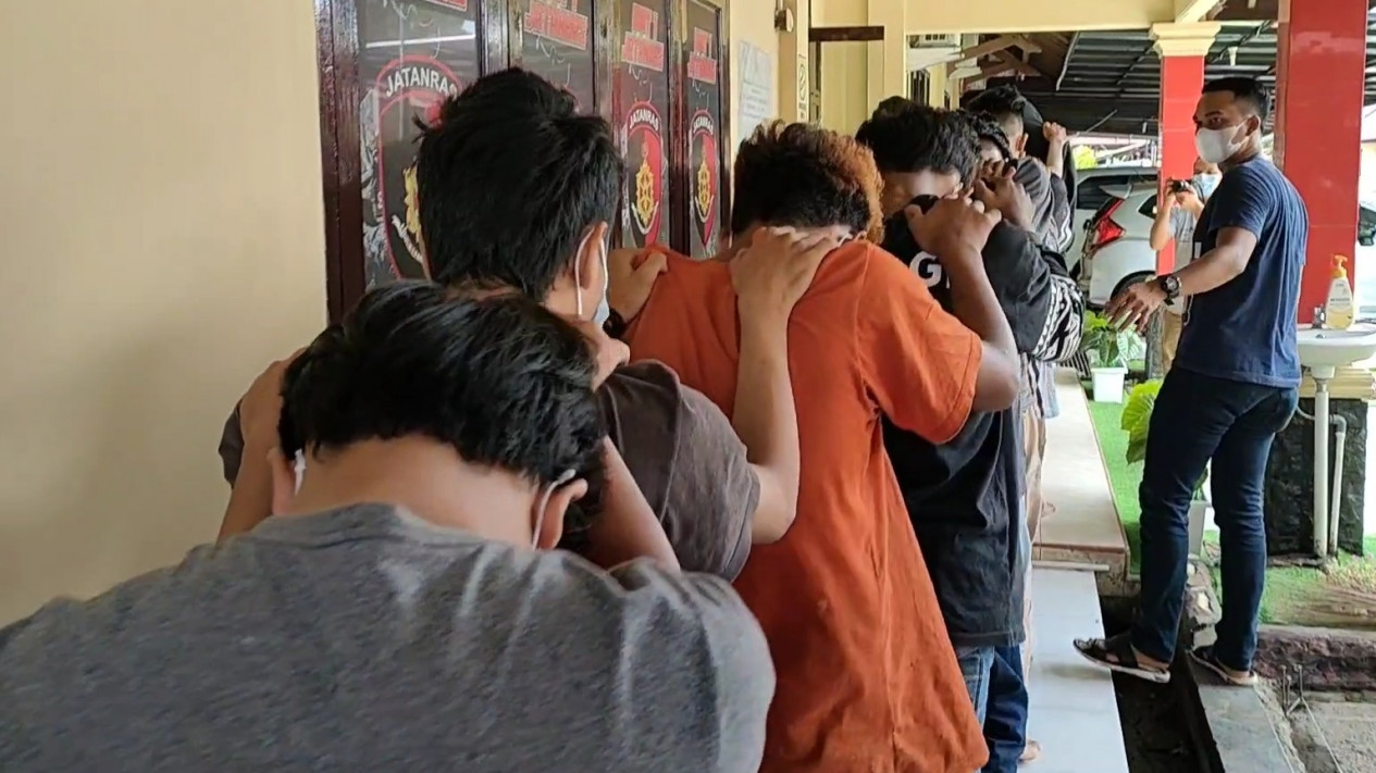 Viral di Sosmed Geng Motor Aniaya Pengendara Lain, Belasan Anggotanya Digelandang Polisi
            - galeri foto