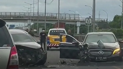 Inilah Detik-Detik Saat Mercy Lawan Arus di Tol JORR
