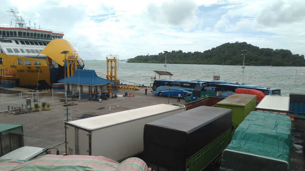 Cuaca Ekstrem, Penumpang di Pelabuhan Merak Terlantar
            - galeri foto