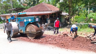 Miris! Bosan Tunggu Janji Pemerintah, Warga Cikatomas Perbaiki Jalan Rusak dengan Swadaya