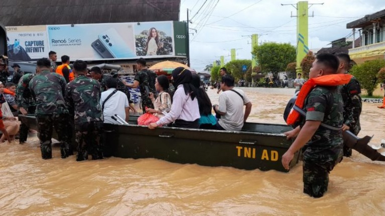BMKG Ingatkan Hujan Petir Guyur Kalsel di Tengah Bencana Banjir
            - galeri foto