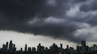 Hujan Disertai Petir dan Angin Landa Ibukota dan Sekitarnya Pada Senin