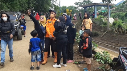 Miris, Korban Banjir Bandang Antre Air Bersih Jadi Lokasi Selfie Warga Pendatang