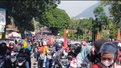 Upah 2022 Naik Hanya Rp14 Ribu, Ribuan Buruh di Garut Turun ke Jalan