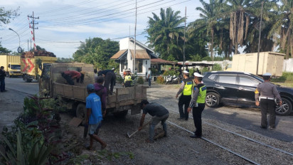Sering Memakan Korban, Satlantas Polres Tebing Tinggi Timbun Jalur Kereta Api yang Rusak