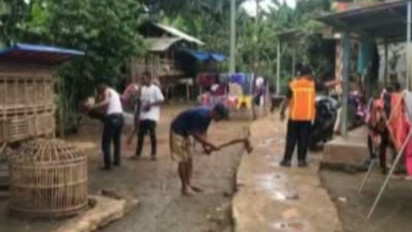 Satu Keluarga Terjangkit Demam Berdarah, Warga Bersihkan Lingkungan