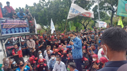 Bahas Penetapan UMP 2022, Anies Baswedan Sambangi Buruh Demo di Balai Kota
