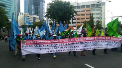 Ribuan Buruh dari Berbagai Elemen Berunjukrasa di Depan Grahadi, Tuntut Kenaikan UMP