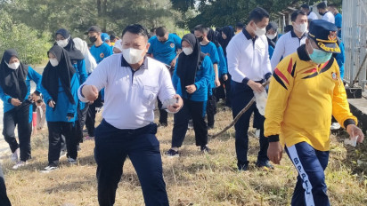 Hari Armada RI ke-76 TNI AL Bersih-Bersih Pantai Pulau Bangka 