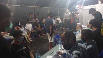 Tenda Pelayanan Vaksinasi Pasar Rangkasbitung Banten Pada Malam Hari Dipadati Pengunjung