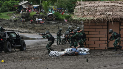 Menegangkan, Prajurit TNI AD Bebaskan Sandera saat Latihan Pembentukan Raider di Pantai Grajagan