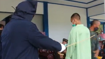 Terbukti Bersalah karena Main Game Judi Online, Tiga Warga Nagan Raya Aceh Mendapat Hukuman Cambuk dari Algojo