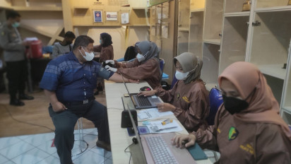 Antisipasi Varian Baru Omicron Jelang Nataru, TNI-Polri di Gresik Gencarkan Vaksinasi