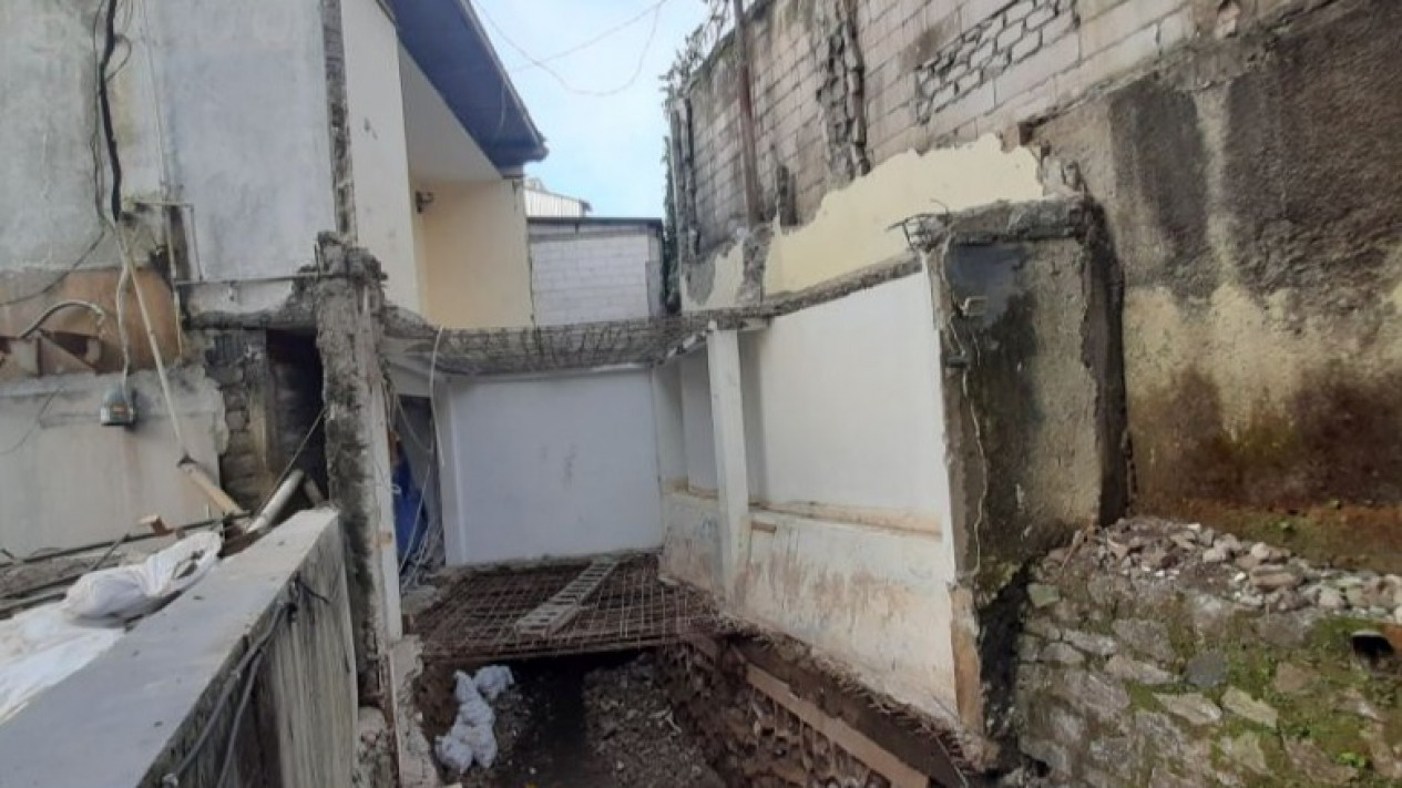 Cegah Banjir, Pemkot Jaksel Kasih Waktu Sepekan untuk Pemilik Kafe Bongkar Bangunan di Atas Saluran Air Kemang
            - galeri foto