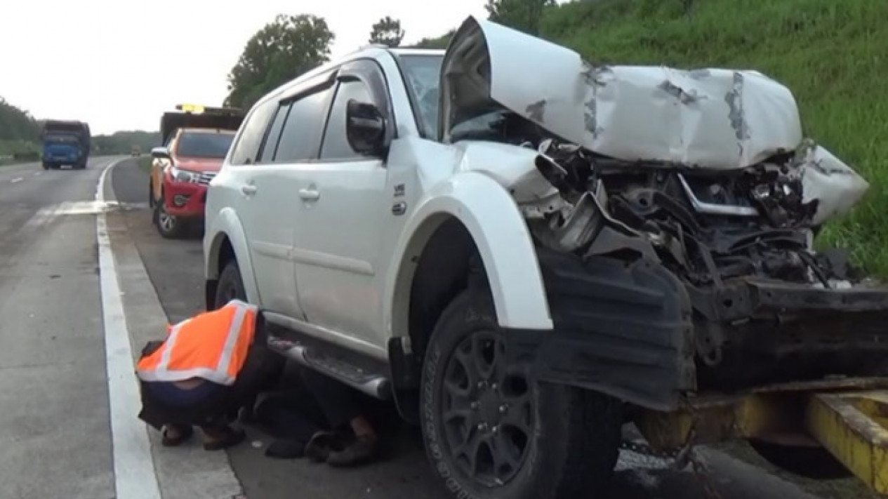 Kecelakaan Maut Kembali Terjadi di Tol Cipali, Jawa Barat. Sebuah Mobil SUV Berwarna Putih Riksek Setelah Menabrak Truk. Dua Penumpang Tewas
            - galeri foto