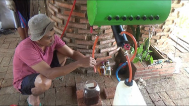 Keren, Warga Desa di Kudus Ini Menyulap  Sampah Menjadi BBM