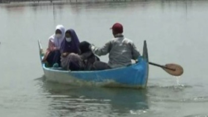 Banjir Rob Putus Akses Jalan, Siswa di Demak Naik Perahu ke Sekolah