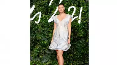 Petenis Maria Sharapova mengenakan gaun dari botol bekas air mineral rancangan Iris van Herpen.