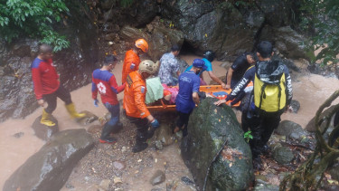 Hilang Semalaman Seorang Pria Paruh Baya Ditemukan Terduduk di Air Terjun Dasar Jurang dengan Luka Berat