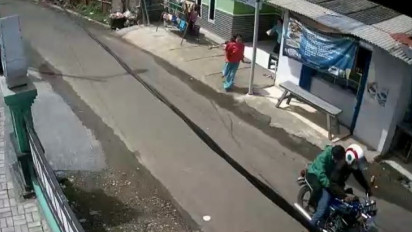 Duh! Asik Bermain HP Di Dalam Rumah, Seorang Bocah Menjadi Korban Penjambretan